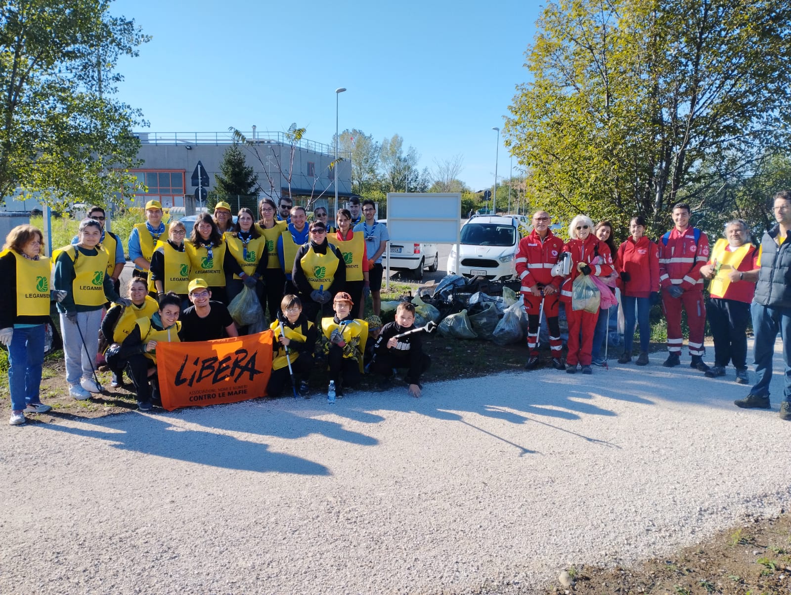 Immagine per Rifiuti abbandonati nel verde, ragazzi ripuliscono Montesanto